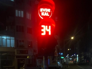 Trafik Işıklarıyla ’Evde Kal’ Uyarısı