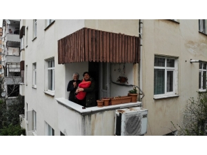 Balkonda Tulum Çalan Kadın Tüm Mahalleye Moral Verdi