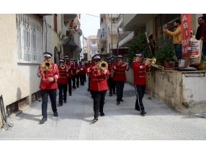 Kuşadası Belediyesi’nden Evlerinde Kalanlara Bandolu Destek