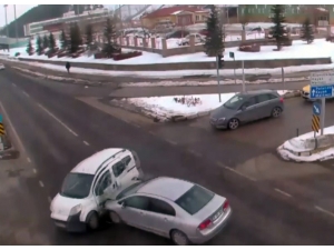 Kırmızı Işık İhlali Kazayı Beraberinde Getirdi