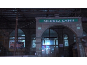 Ağrı’da Camiilerde Yatsı Ezanının Ardından Dualar Yükseldi