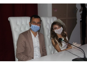 Maske Ve Eldivenle Dünyaevine Giren Çifti Telekonferansla Tebrik Ettiler