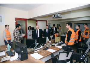 Vali Köşger, Vefa Sosyal Destek Çağrı Merkezi’ni Ziyaret Etti