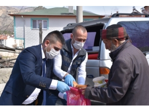 Evinden Çıkamayan Yaşlılara Sıcak Yemek