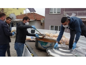 Yaşlılar Evden Çıkmasın Diye Muhtar Yemek Yapıp, Kapı Kapı Dağıtıyor