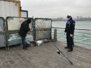 Üsküdar’da Bariyerlerin Arkasına Saklanıp Balık Tutmak İstedi Zabıtaya Yakalandı