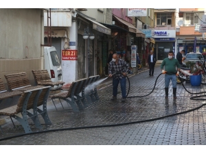 Erdemli’de Cadde Ve Sokaklar Aralıksız Temizleniyor