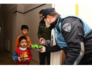 Başkan Demir’den “Evde Kalan” Çocuklara Doğum Günü Sürprizi