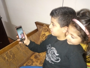 200 Metre İlerideki Dede Ve Nineleri İle Telefonla Hasret Giderdiler