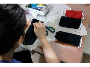 Evde Kendi Maskelerini Yapıyorlar