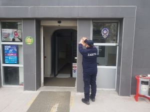 Vatandaşların Yoğun Kullandığı Yerlere "Sağlığın İçin Evde Kal" Etiketi Yapıştırıldı