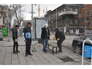 Kars Belediyesi Oturma Banklarını Söküyor