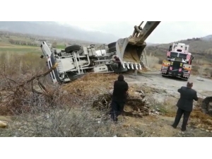 Beton Mikseri Şarampole Uçtu: 1 Yaralı