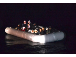 Lastik Botta Sürüklenen 24 Sığınmacı Kurtarıldı