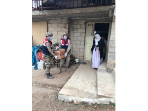 Jandarma Ve Polis Sokağa Çıkamayanlar İçin Seferber Oldu