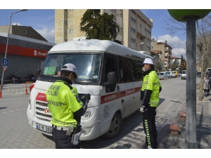 Yolcu Taşıyan Araçlar Polis Denetiminden Geçiyor