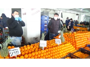 Pazarcılar Meyve Ve Sebzelere El Değdirmiyor