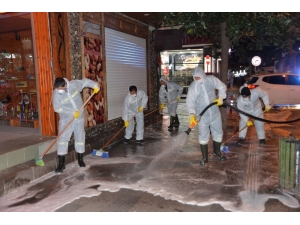 Hendek Sokakları Köpüklü Suyla Yıkandıktan Sonra İlaçlanıyor