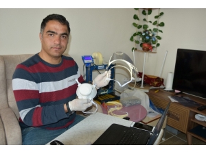 Sağlık Çalışanları İçin 3d Yazıcıyla Yüz Koruyucu Siper Üretti