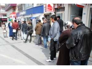 Banka Kuyruğuna Girenler Sosyal Mesafeye Dikkat Etmedi