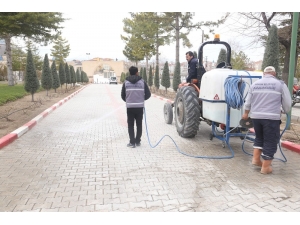 Karaman Belediyesi Korona Virüse Karşı Mezarlıkları Dezenfekte Etti