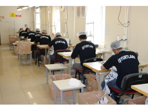 Niğde’de Hükümlüler Günlük 20 Bin Adet Maske Üretiyor