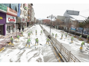 İpekyolu’nda Caddeler Köpüklü Suyla Yıkanarak Dezenfekte Edildi