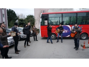 Müzik Grubu Sokaklarda Ve Mahallerde Müzik Çalıp Şarkı Söyleyerek İlerliyor