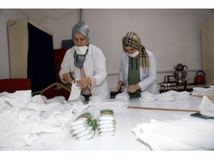 Eğitmenlerden Gönüllü Maske Üretimi