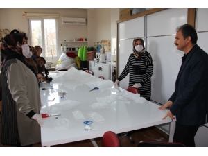 Kursiyer Kadınlar Maske Üretimine Başladı