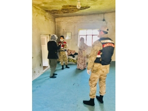 Yaşlı Çiftin İhtiyaçlarını Jandarma Karşıladı