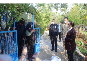 Ekiplerin Yardım Götürdüğü Yaşlı Kadın Gözyaşları İle Dua Etti