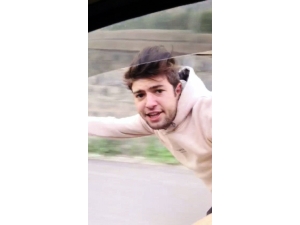 Patenli Gençler Seyir Halindeki Araca Tutunarak Yolcudan Adres Sordu