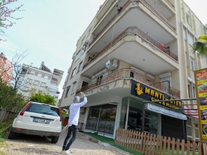 Antalya’da 65 Yaş Üstü İçin Kapı Kapı Dolaşılıp Yemek Dağıtılıyor