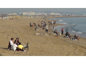 "Evde Kal"mayıp Deniz Kenarına Akın Ettiler