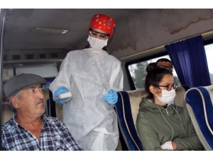 Umke Görevlileri Güvenlik Kontrol Noktalarında Vatandaşların Ateşini Ölçüyor