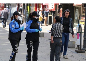 Karabük Polisi Hem ‘Evde Kal’ Uyarısı Yaptı Hem De Bilgilendirdi