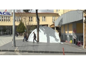 Gaziantep’te Hastane Bahçelerine Triaj Çadırı Kuruldu