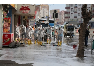 Niğde’de Cadde Ve Kaldırımlar Dezenfekte Ediliyor