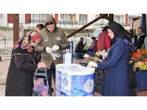 Başiskele’de Pazarlara El Dezenfektanı Ve Eldiven Standı Kuruldu