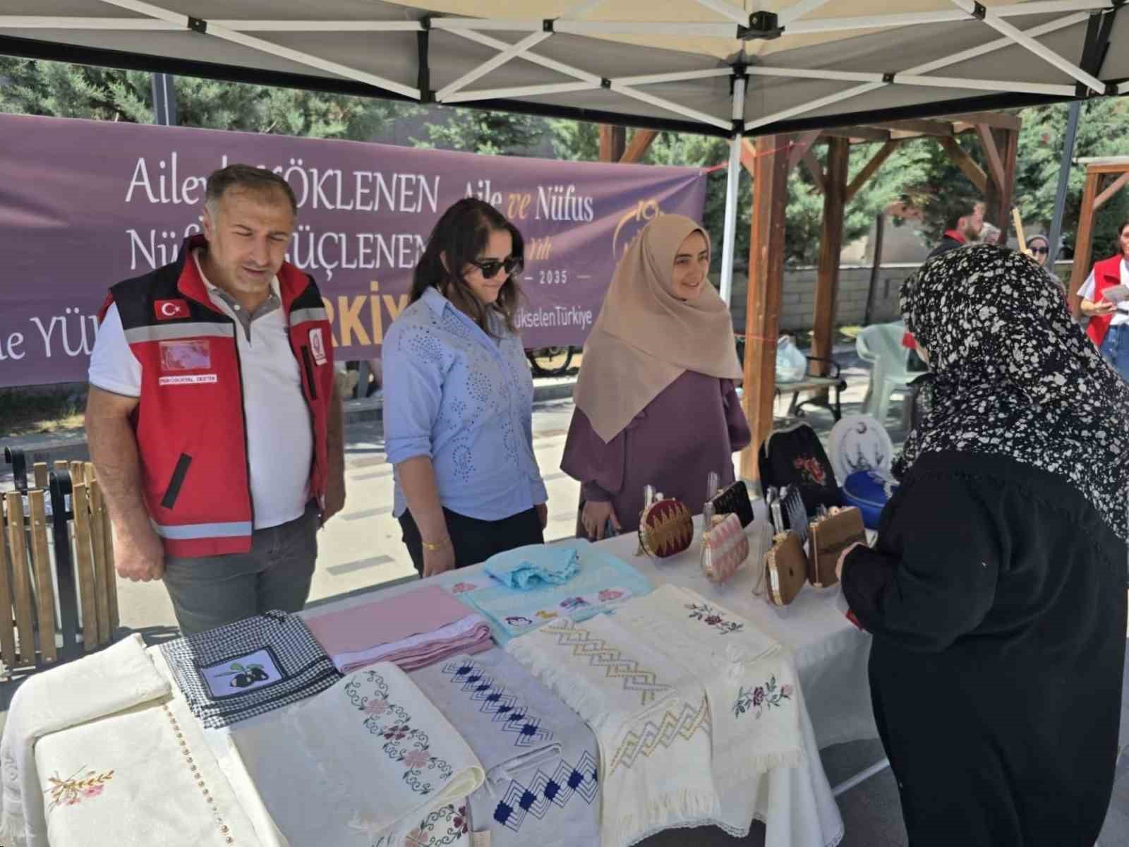 bayburt-ta-sehit-ve-gazi-ailelerinin-el-emegi-urunleri-sergilendi