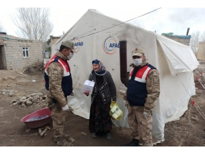 Jandarmayı Karşısında Gören Nine: “Kurban Olurum Ben Sizlere”