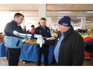 Bayraklı’da Zabıta, Pazarcılara Eldiven Ve Broşür Dağıttı