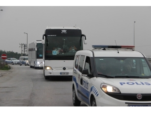 Havalimanında Kalan Bin 500 Kişi Yola Çıktı