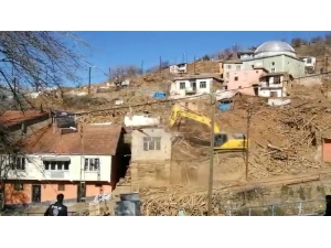 Doğanyol’da Hasarlı Evler Yıkılmaya Başlandı