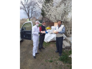 Banaz’da Sokağa Çıkma Kısıtlaması Olan Vatandaşlara Yemek Desteği