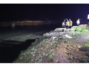 Polisten Kaçan Şüpheliler Su Kanalına Uçtu