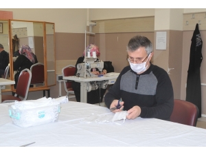 Gönüllü Öğretmenler, Okulda Ürettikleri Maskelerle Korona Virüsüyle Mücadeleye Destek Veriyor