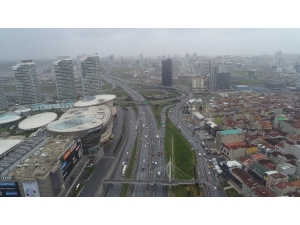 İstanbul’da Trafiğin En Yoğun Olduğu Cuma Güne Yollar Boş Kaldı