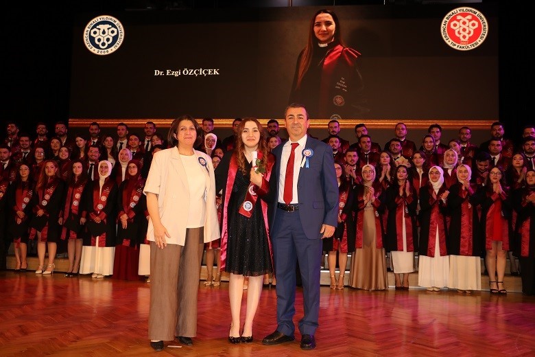 profesor-anne-ve-babanin-gurur-gunu-kizlari-da-doktor-oldu